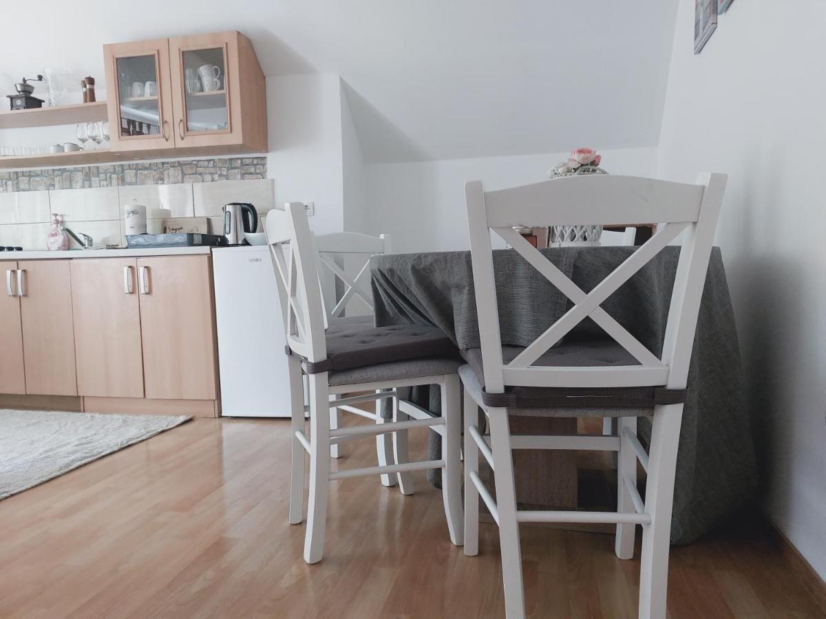 Апартаменти Apartman Cardak Ґоспич Екстер'єр фото